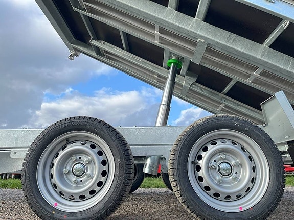Henra Plattformstrailer 3-vägstipp 3,5 ton hydraulisk 3 of 16