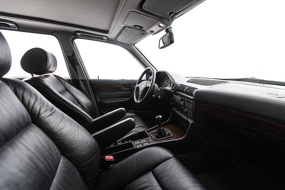 BMW 540i 16 of 30