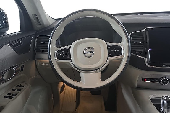 Volvo XC90 3 of 5