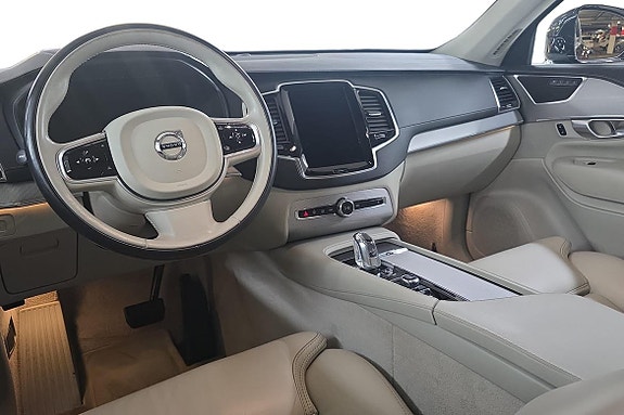 Volvo XC90 2 of 5