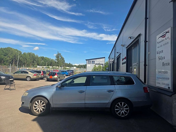 Volkswagen Passat 2 of 13
