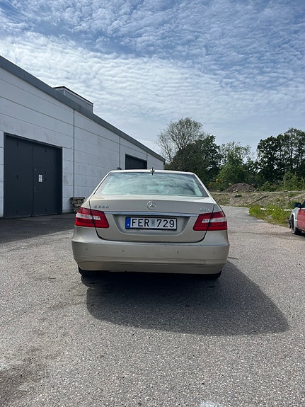 Mercedes-Benz E220 4 of 5