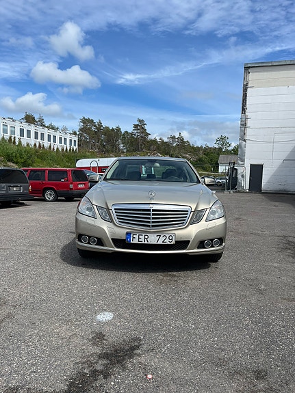 Mercedes-Benz E220 3 of 5