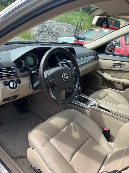 Mercedes-Benz E220 5 of 5