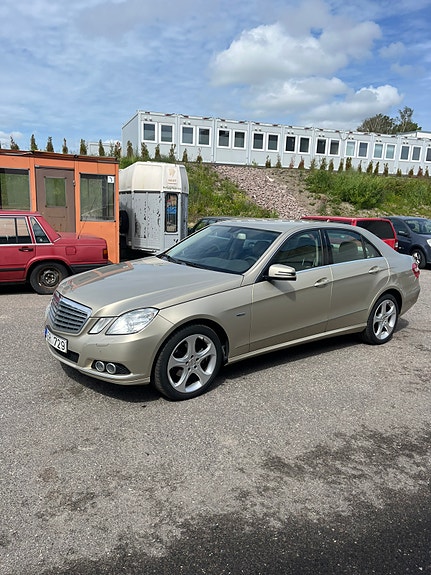 Mercedes-Benz E220 2 of 5