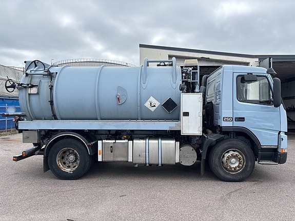 Slamsugarbil Volvo FM7 250 4X2 4 of 6