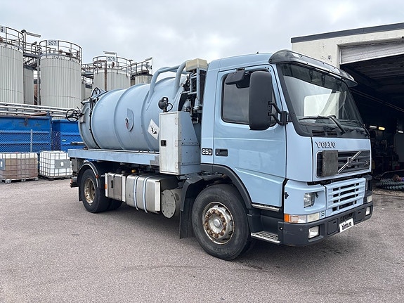 Slamsugarbil Volvo FM7 250 4X2 3 of 6