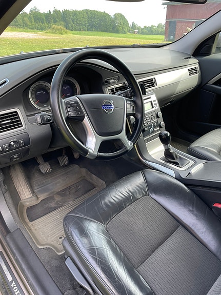 Volvo V70 2 of 5