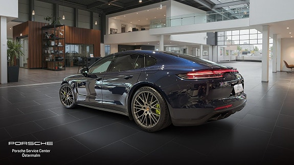 Porsche Panamera 4 2 of 5