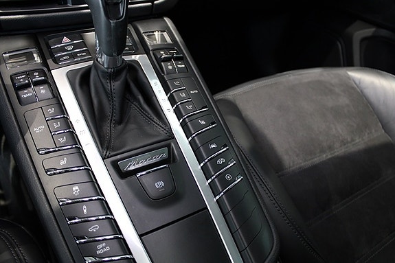 Porsche Macan GTS 14 of 17