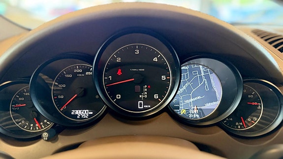 Porsche Cayenne 15 of 23