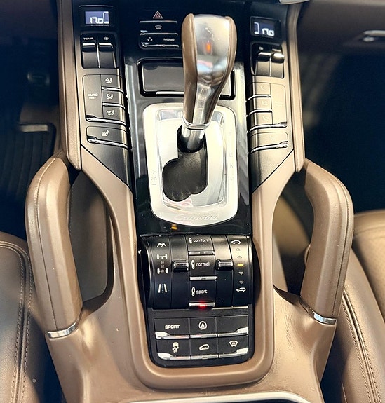 Porsche Cayenne 18 of 23