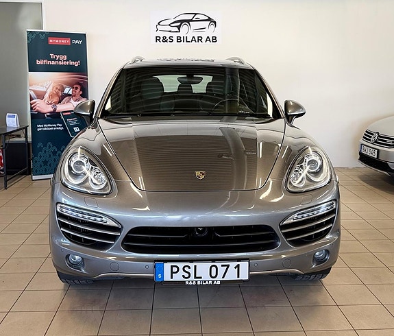 Porsche Cayenne 2 of 5