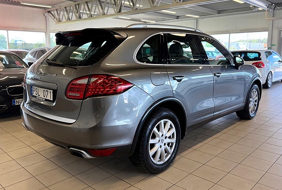 Porsche Cayenne 4 of 5