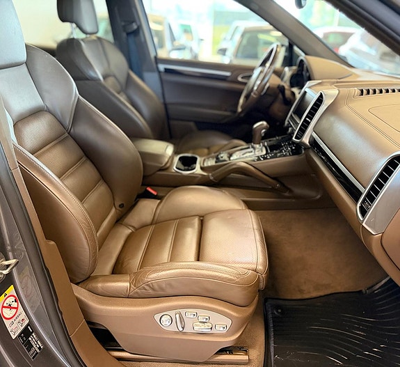 Porsche Cayenne 13 of 23
