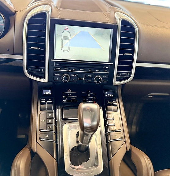 Porsche Cayenne 14 of 23