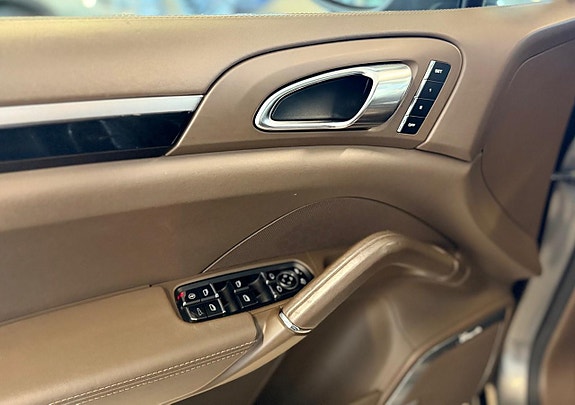 Porsche Cayenne 16 of 23