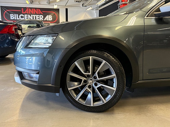 Skoda Octavia Scout 2 of 5