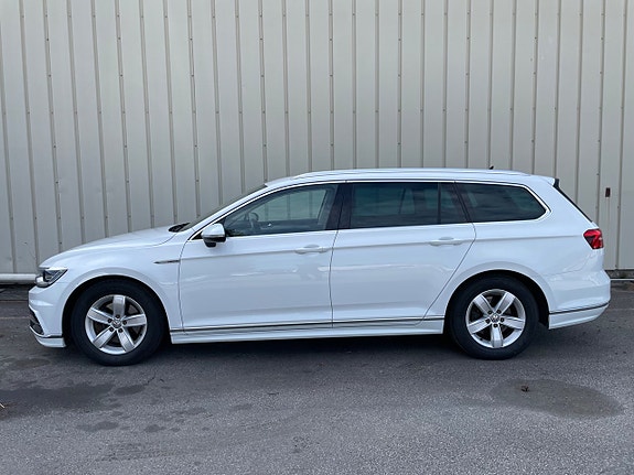 Volkswagen Passat 2 of 5