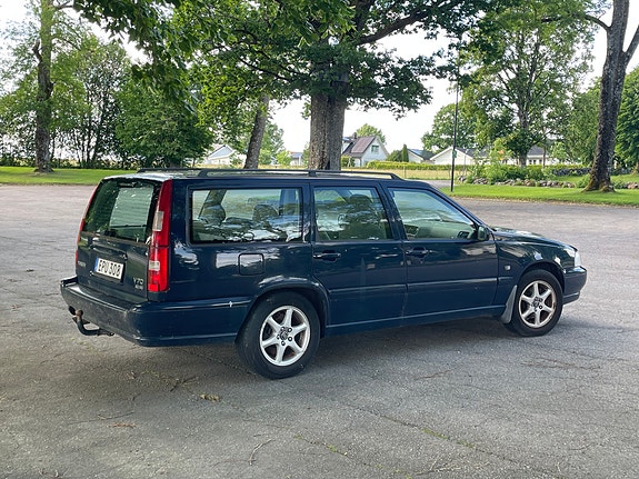 Volvo V70 3 of 7