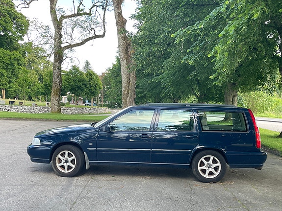 Volvo V70 2 of 7