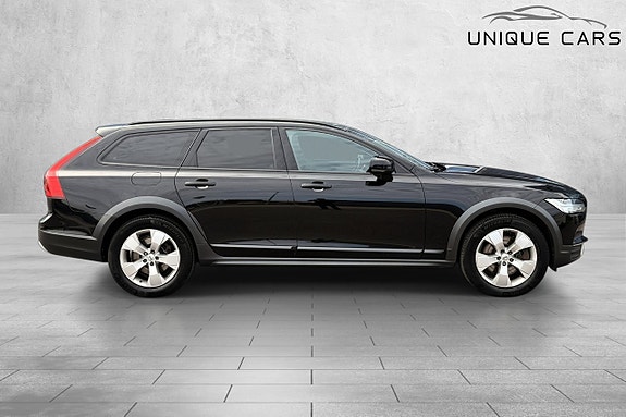 Volvo V90 Cross Country 2 of 5