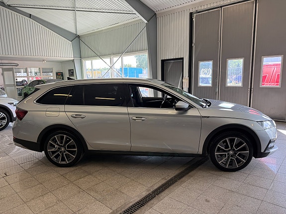 Skoda Octavia Scout 2 of 5