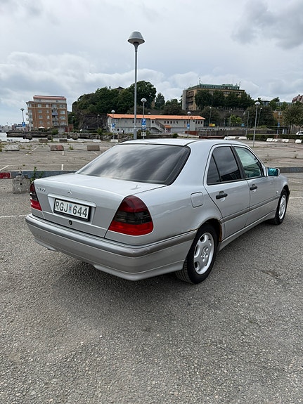 Mercedes-Benz C180 7 of 30