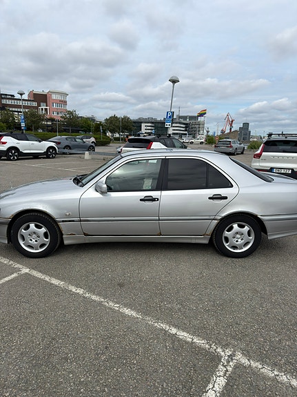 Mercedes-Benz C180 24 of 30