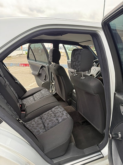 Mercedes-Benz C180 12 of 30
