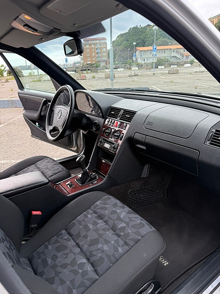 Mercedes-Benz C180 11 of 30