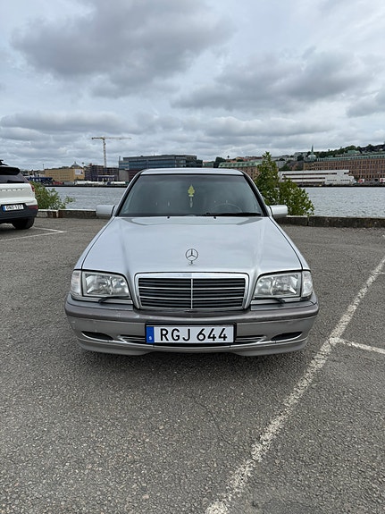 Mercedes-Benz C180 2 of 5