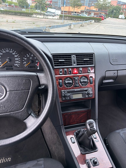 Mercedes-Benz C180 23 of 30