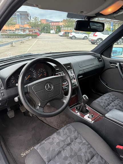 Mercedes-Benz C180 9 of 30