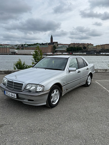 Mercedes-Benz C180 3 of 5