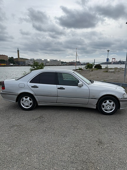 Mercedes-Benz C180 4 of 5