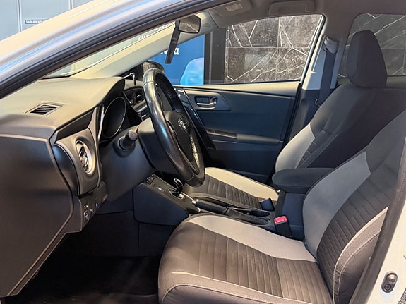 Toyota Auris 13 of 23