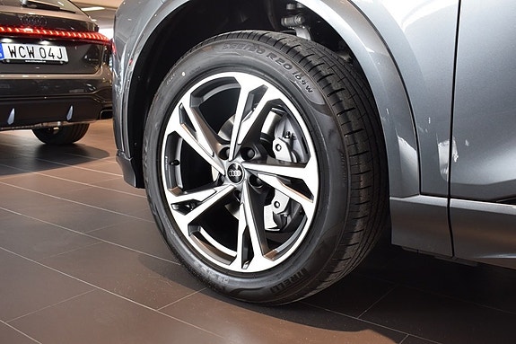 Audi Q6 e-tron 4 of 5