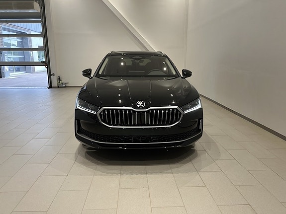 Skoda Superb 2 of 5