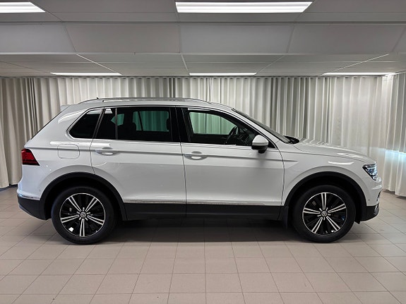 Volkswagen Tiguan 2 of 5