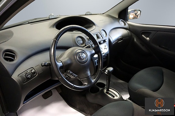 Toyota Yaris 8 of 11