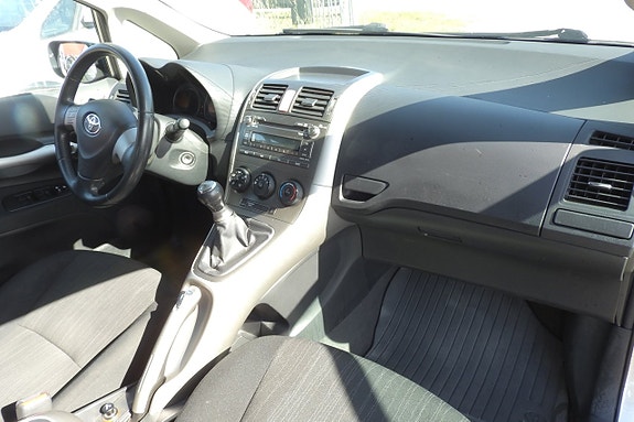 Toyota Auris 7 of 16