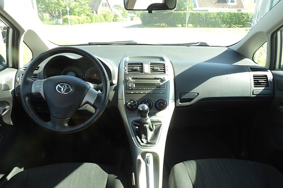 Toyota Auris 12 of 16