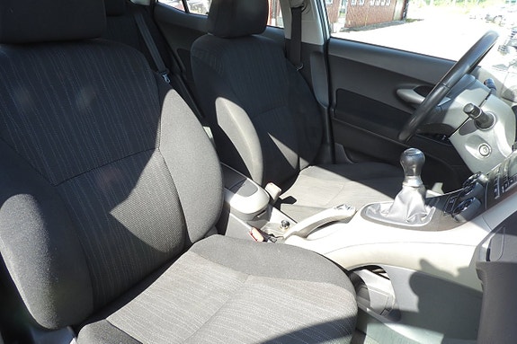 Toyota Auris 8 of 16