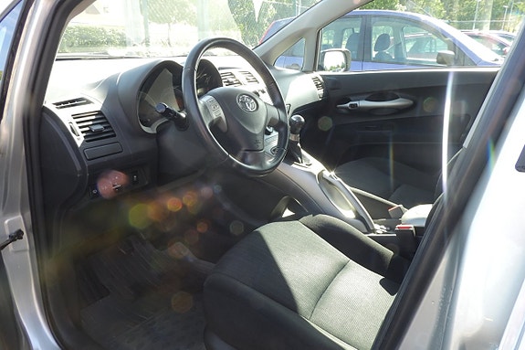 Toyota Auris 14 of 16