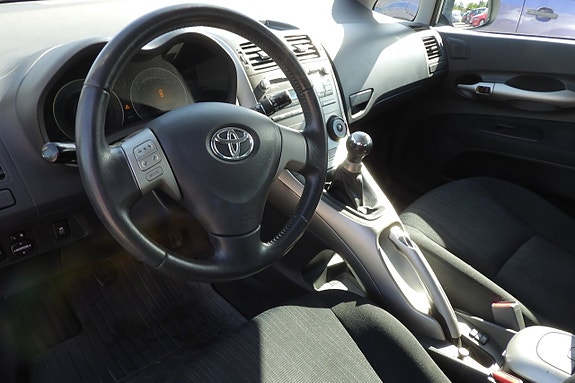 Toyota Auris 15 of 16