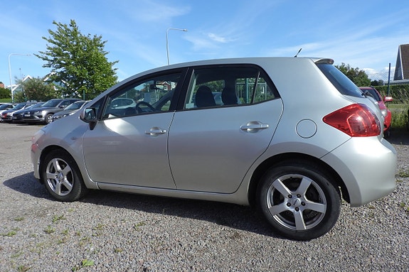 Toyota Auris 2 of 5