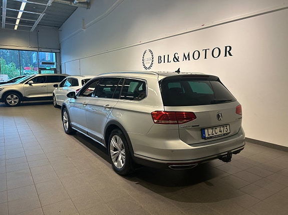 Volkswagen Passat Alltrack 2 of 5