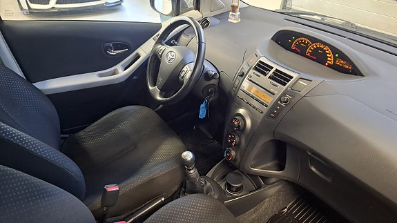 Toyota Yaris 11 of 20