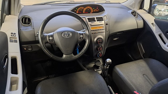 Toyota Yaris 2 of 20